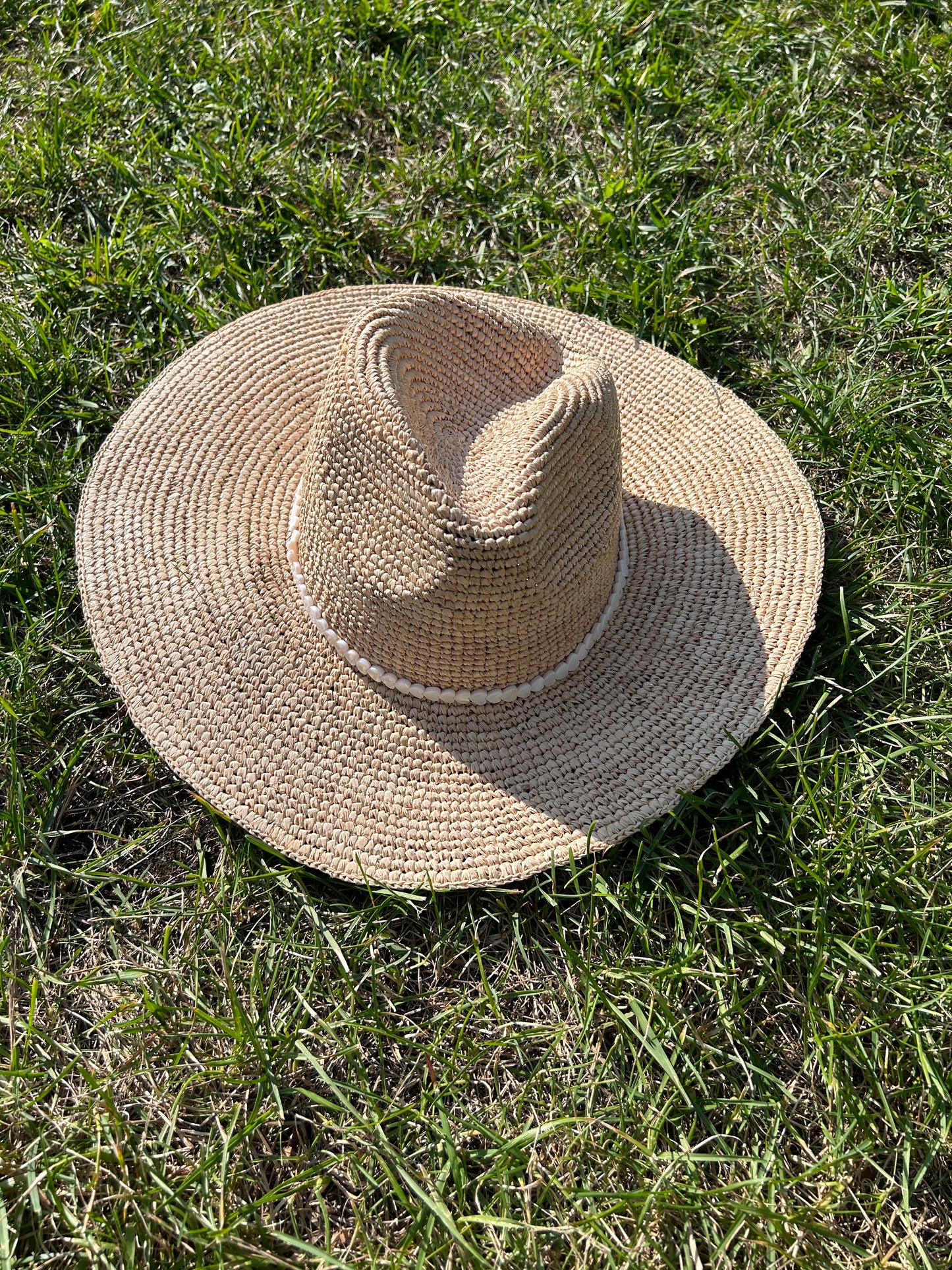 Seychelles Straw Hat with Shell Hearts